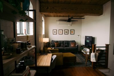 Zo gebruik je donker hout in je interieur zonder dat het benauwend voelt